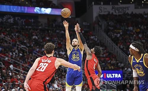 휴스턴과의 경기에서 슛 시도하는 스테픈 커리 [Troy Taormina-USA TODAY Sports/로이터=연합뉴스]