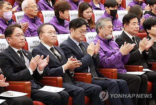 이태원참사 1주기 국회 추모제(서울=연합뉴스) 한종찬 기자 = 김진표 국회의장과 국민의힘 윤재옥 원내대표, 더불어민주당 홍익표 원내대표, 정의당 배진교 원내대표와 이정민 10.29 이태원참사 유가족협의회 운영위원장을 비롯한 참석자들이 30일 오후 국회도서관 대강당에서 열린 10.29 이태원참사 1주기 국회 추모제에서 추모공연을 보고 박수치고 있다. 2023.10.30 saba@yna.co.kr