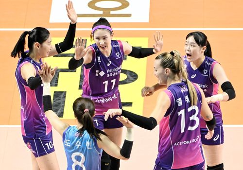 승리 기쁨을 만끽하는 흥국생명 선수단[한국배구연맹 제공. 재판매 및 DB 금지]