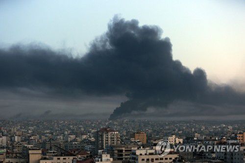 이스라엘군 공습에 검게 물든 가자시티 상공[AP 연합뉴스 자료사진. 재판매 및 DB 금지]