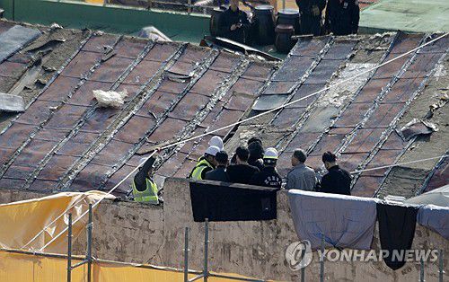 고공 농성자 설득하는 경찰[아친연대 제공.재판매 및 DB 금지]