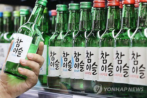 하이트진로, 1년 8개월 만에 소주 가격 인상(서울=연합뉴스) 이재희 기자 = 31일 하이트진로는 다음 달 9일부터 소주·맥주 제품 가격을 인상한다고 밝혔다. 참이슬 후레쉬와 참이슬 오리지널의 출고가는 6.95% 인상된다. 테라, 켈리 등 맥주 제품 출고가도 평균 6.8% 오른다. 사진은 이날 서울 한 대형마트에 진열된 하이트진로의 소주 제품들. 2023.10.31 scape@yna.co.kr