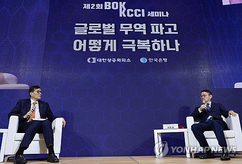 좌담회 갖는 이창용 한은 총재(서울=연합뉴스) 홍해인 기자 = 이창용 한국은행 총재(왼쪽)가 1일 오후 서울 중구 한국은행 별관 컨퍼런스홀에서 열린 '제2회 한은-대한상의 공동 세미나'에서 이종화 고려대 경제학과 교수와 좌담회를 갖고 있다. 2023.11.1 hihong@yna.co.kr