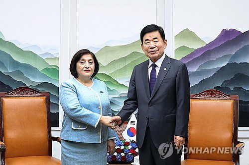 김진표 의장, 가파로바 아제르바이잔 국회의장과 회담(서울=연합뉴스) 김진표 국회의장이 1일 국회에서 가파로바 아제르바이잔 국회의장과 회담 전 포즈를 취하고 있다. 2023.11.1 [국회의장실 제공. 재판매 및 DB금지] uwg806@yna.co.kr