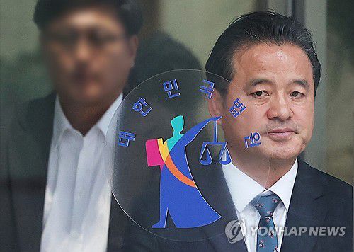 '공직선거법 위반 혐의' 임종성 항소심도 '의원직 상실형'(수원=연합뉴스) 홍기원 기자 = 공직선거법 위반 혐의로 1심에서 징역 4월에 집행유예 2년을 선고받은 더불어민주당 임종성 의원이 1일 오후 경기도 수원시 영통구 수원고등법원에서 열린 항소심 선고공판을 마치고 나오고 있다.2023.11.1 xanadu@yna.co.kr