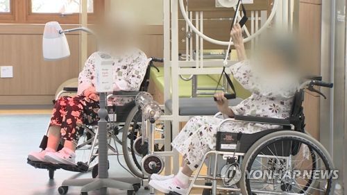 병원 휠체어 노인[연합뉴스TV 제공]