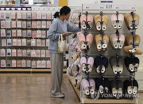 '올겨울 이르다'…유통·패션업계, 벌써 동절기 제품 확대(서울=연합뉴스) 류효림 기자 = 아침·저녁으로 기온이 큰 폭으로 떨어지며 일교차가 커지자 유통·패션업계도 겨울철 제품 판매 준비를 서두르고 있다. 23일 서울 시내 대형마트에서 시민들이 겨울 의류를 살펴보고 있다. 2023.10.23 ryousanta@yna.co.kr