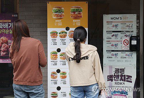 '닭가슴살 공급 불안정' 버거 4종 가격 인상하는 맘스터치(서울=연합뉴스) 김성민 기자 = 햄버거 브랜드인 맘스터치가 버거 4종의 가격을 인상한 31일 오전 서울 시내 한 맘스터치 매장의 모습.      맘스터치는 닭가슴살 공급 불안 등으로 인해 원가가 올라 닭가슴살을 원료로 하는 휠렛 버거 등 버거 4종의 가격을 인상했다. 2023.10.31 ksm7976@yna.co.kr