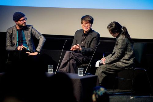 제18회 런던한국영화제 개막(런던=연합뉴스) 최윤정 특파원 = 2일(현지시간) 런던 BFI 사우스뱅크 대극장에서 제18회 런던한국영화제 개막식이 개최됐다. 허진호 감독이 '보통의 가족' 상영 후 관객과 대화를 하고 있다.[주영한국문화원 제공. 재판매 및 DB 금지]  2023.11.3 photo@yna.co.kr