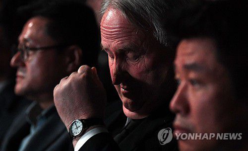 눈 감은 인요한 혁신위원장(서울=연합뉴스) 김성민 기자 = 국민의힘 인요한 혁신위원장이 29일 오후 서울 중구 서울광장에서 열린 이태원 참사 1주기 시민추모대회에 참석해 추모사를 들으며 눈을 감고 있다. 2023.10.29 [공동취재] ksm7976@yna.co.kr