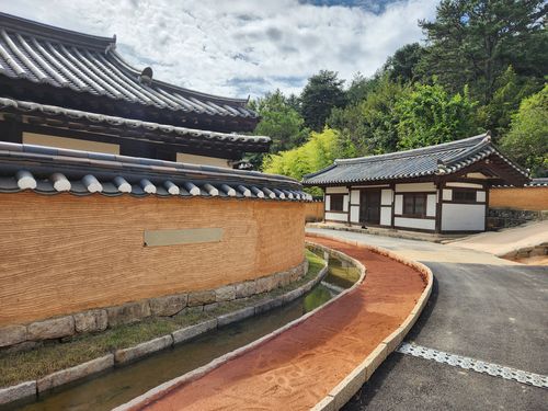 황톳길과 아담한 담[도광환 기자 촬영]