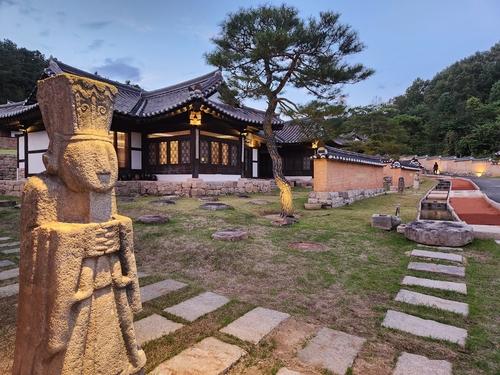 호텔 객실 앞 문인석[도광환 기자 촬영]