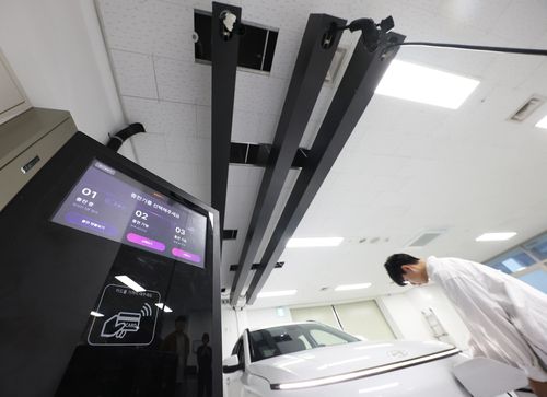 K-전기차 충전 시스템(성남=연합뉴스) 홍기원 기자 = 지난 3일 경기 성남시 중원구 한 오피스텔에서 LG유플러스가 한화 건설부문, 제니스코리아, 집풀엔지니어링 등과 '한국형 전기차 충전 시스템'을 시연하고 있다. 2023.11.5 xanadu@yna.co.kr