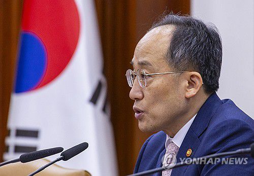 물가 관리 강조하는 추경호 부총리(서울=연합뉴스) 황광모 기자 = 추경호 경제부총리 겸 기획재정부 장관이 2일 오전 서울 종로구 정부서울청사에서 열린 비상 경제장관회의 겸 물가 관계 장관회의에 참석해 물가 안정을 위한 각 부처의 관리 강화를 핵심으로 한 발언을 하고 있다. 2023.11.2 hkmpooh@yna.co.kr