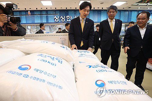 정부비축 수산물 방출 현장점검(서울=연합뉴스) 강민지 기자 = 박성훈 해양수산부 차관(왼쪽 첫번째)이 2일 오후 서울 서초구 하나로마트 양재점에서 정부비축 수산물 방출 현장점검 및 수산물 할인행사 진행현황을 점검하고 있다. 2023.11.2 mjkang@yna.co.kr