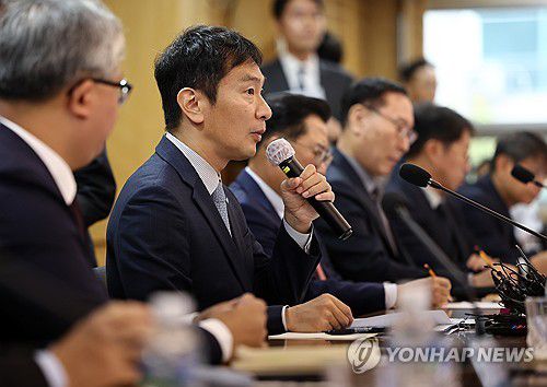 발언하는 이복현 금감원장(서울=연합뉴스) 윤동진 기자 = 이복현 금융감독원장이 6일 오전 서울 서대문구 한국공인회계사회에서 열린 금융감독원장-회계법인 CEO 간담회에서 발언하고 있다. 2023.11.6 mon@yna.co.kr