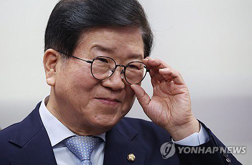 박병석 전 국회의장, "내년 총선 불출마"(서울=연합뉴스) 신준희 기자 = 21대 국회 전반기 국회의장을 지낸 더불어민주당 박병석 의원이 6일 국회 의원실에서 총선 불출마 선언을 앞두고 안경을 고쳐쓰고 있다. 2023.11.6 hama@yna.co.kr