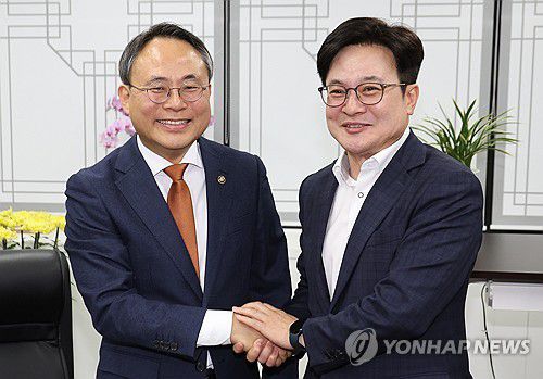 서울시 편입 방안 관련 위해 고기동 차관과 만난 김병수 김포시장(서울=연합뉴스) 황광모 기자 = 고기동 행정안전부 차관이 6일 정부서울청사에서 김병수 김포시장을 만나 인사를 나누고 있다.      이날 면담에서 고기동 차관과 김병수 시장은 김포시의 서울시 편입과 관련해 논의했다. 2023.11.6 [공동취재] hkmpooh@yna.co.kr