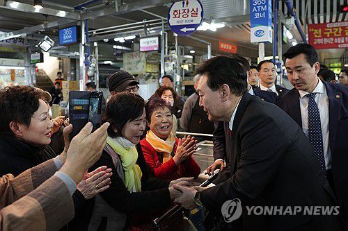 대구시민들과 인사하는 윤석열 대통령(대구=연합뉴스) 임헌정 기자 = 윤석열 대통령이 7일 대구 북구 칠성종합시장을 방문, 시민들과 반갑게 인사하고 있다.  2023.11.7  [대통령실 제공. 재판매 및 DB 금지] kane@yna.co.kr