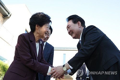 윤석열 대통령, 박근혜 전 대통령 사저 방문(대구=연합뉴스) 임헌정 기자 = 윤석열 대통령이 7일 대구 달성군 박근혜 전 대통령의 사저를 방문, 박 전 대통령과 인사하고 있다. 2023.11.7  [대통령실 제공. 재판매 및 DB 금지] kane@yna.co.kr