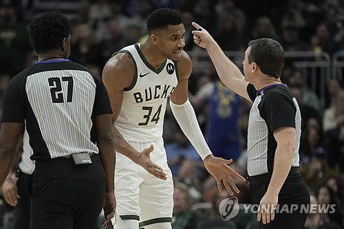 퇴장당한 야니스 아데토쿤보[AP=연합뉴스]