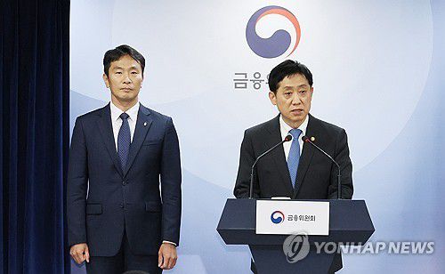 내년 상반기까지 공매도 금지(서울=연합뉴스) 최재구 기자 = 김주현 금융위원장과 이복현 금융감독원장이 5일 정부서울청사에서 임시 금융위원회를 마친 뒤 내년 상반기까지 공매도를 전면 금지하겠다고 밝히고 있다. 2023.11.5 jjaeck9@yna.co.kr