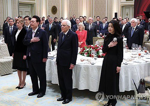 윤석열 대통령 내외, 세르지오 마타렐라 이탈리아 대통령과 공식 만찬(서울=연합뉴스) 임헌정 기자 = 윤석열 대통령과 김건희 여사가 8일 청와대 영빈관에서 열린 세르지오 마타렐라 이탈리아 대통령 환영 공식 만찬에서 국민의례를 하고 이다.  2023.11.8 kane@yna.co.kr