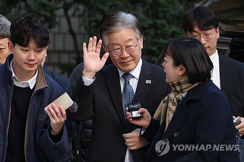 지지자 향해 손 흔드는 이재명 대표(서울=연합뉴스) 김주성 기자 = 더불어민주당 이재명 대표가 10일 오전 서울 서초구 서울중앙지법에서 열린 공직선거법 위반 관련 1심 공판에 출석하며 지지자들을 향해 손을 흔들고 있다. 2023.11.10 utzza@yna.co.kr