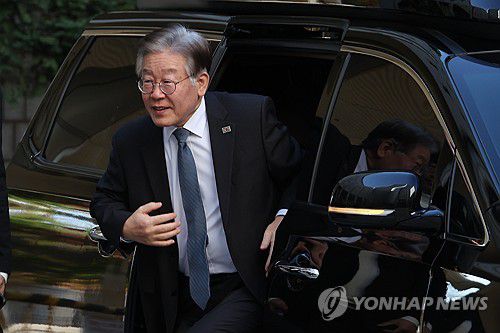 공직선거법 위반 혐의 공판 출석한 이재명(서울=연합뉴스) 김주성 기자 = 더불어민주당 이재명 대표가 10일 오전 서울 서초구 서울중앙지법에서 열린 공직선거법 위반 관련 1심 공판에 출석하고 있다. 2023.11.10 utzza@yna.co.kr