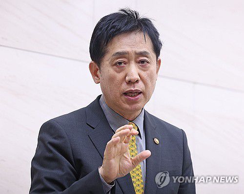 사이드카 발동, 질의 답하는 김주현 금융위원장(서울=연합뉴스) 류영석 기자 = 공매도 전면금지 시행 이틀째 코스닥 지수가 급락하면서 프로그램매도호가 일시효력정지(사이드카)가 발동한 7일 오후 김주현 금융위원장이 서울 강남구 서울금융복지상담센터 청년동행센터 건물에서 현장 점검 일정을 마친 뒤 취재진 질문에 답하고 있다. 2023.11.7 ondol@yna.co.kr