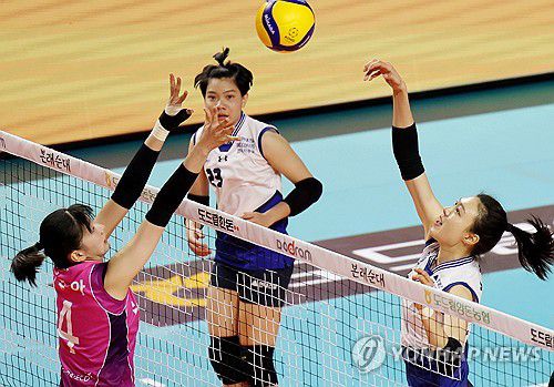 양효진 '빈틈 발견'(인천=연합뉴스) 김상연 기자 = 12일 인천 삼산월드체육관에서 열린 여자프로배구 흥국생명 핑크스파이더스와 현대건설 힐스테이트의 경기. 1세트 현대건설 양효진이 공격을 시도하고 있다. 2023.11.12 goodluck@yna.co.kr