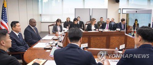 한·미·일 국방장관회의 개최(서울=연합뉴스) 신원식 국방부 장관이 12일 서울 국방부 청사에서 로이드 오스틴 미국 국방장관과 기하라 미노루 일본 방위대신 및 각국 주요 직위자들이 배석한 가운데 3국 간 주요 현안에 대해 논의하고 있다.      일본 방위대신은 화상으로 회의에 참가했다. 2023.11.12 [국방부 제공. 재판매 및 DB 금지] photo@yna.co.kr