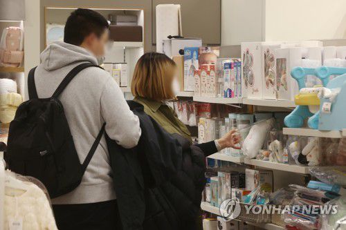 육아용품 살펴보는 시민들[연합뉴스 자료사진]