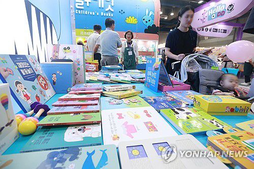 미리 준비하는 아이 공부(서울=연합뉴스) 진연수 기자 = 14일 서울 강남구 코엑스에서 열린 제44회 베페 베이비페어에서 참관객이 교육 상담을 받고 있다. 2023.9.14 jin90@yna.co.kr