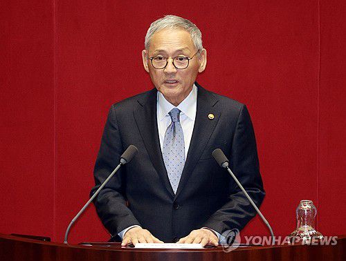 인사말 하는 유인촌 장관(서울=연합뉴스) 한종찬 기자 = 9일 국회에서 열린 본회의에서 유인촌 문화체육관광부 장관이 인사말을 하고 있다. 2023.11.9 saba@yna.co.kr