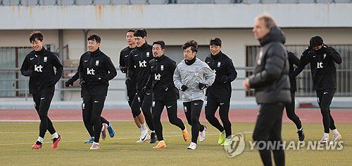 러닝으로 몸 푸는 한국 선수들(서울=연합뉴스) 김인철 기자 = 한국 축구대표팀이 13일 서울 양천구 목동운동장에서 2026 국제축구연맹(FIFA) 북중미 월드컵 아시아 2차 예선 1차전 싱가포르와 경기를 앞두고 훈련을 하고 있다. 2023.11.13 yatoya@yna.co.kr