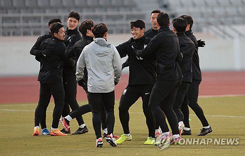 밝은 모습으로 훈련 임하는 황희찬(서울=연합뉴스) 김인철 기자 = 한국 축구대표팀 황희찬과 선수들이 13일 서울 양천구 목동운동장에서 2026 국제축구연맹(FIFA) 북중미 월드컵 아시아 2차 예선 1차전 싱가포르와 경기를 앞두고 훈련을 하고 있다. 2023.11.13 yatoya@yna.co.kr