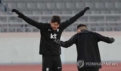 몸 푸는 손흥민(서울=연합뉴스) 김인철 기자 = 한국 축구대표팀 손흥민이 13일 서울 양천구 목동운동장에서 2026 국제축구연맹(FIFA) 북중미 월드컵 아시아 2차 예선 1차전 싱가포르와 경기를 앞두고 열린 훈련에서 몸을 풀고 있다. 2023.11.13 yatoya@yna.co.kr