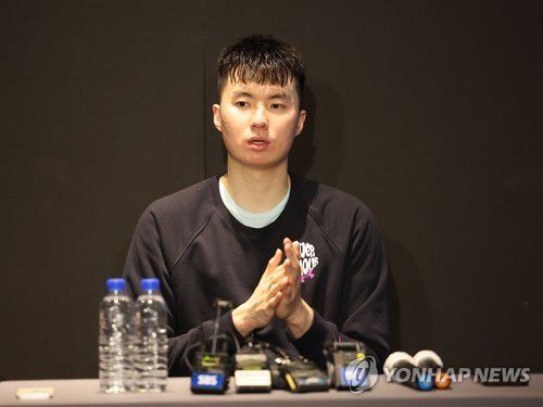 취재진 질문 답하는 이현중(서울=연합뉴스) 류영석 기자 = 미국프로농구(NBA) 진출에 도전하는 이현중이 13일 오후 서울 서초구 호텔 페이토 강남에서 열린 기자회견에서 취재진의 질문에 답하고 있다. 2023.1.13 ondol@yna.co.kr