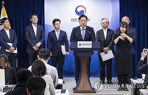 새마을 금고, 경영 혁신안 이행 계획 발표(서울=연합뉴스) 황광모 기자 = 최병관 행정안전부 지방재정경제실장이 14일 오후 서울 종로구 정부서울청사에서 새마을 금고 경영 혁신안에 대한 이행 계획을 발표하고 있다. 2023.11.14 hkmpooh@yna.co.kr