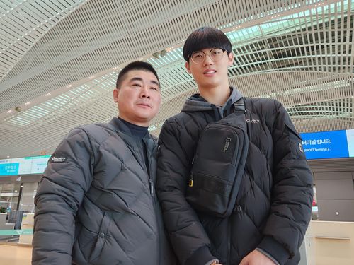 이탈리아 몬차와 계약한 이우진과 아버지 이동훈 씨(영종도=연합뉴스) 하남직 기자 = 한국 고교생 중 최초로 유럽프로배구에 직행한 이우진(오른쪽)이 15일 이탈리아로 떠나기 전, 인천국제공항에서 아버지 이동훈 씨와 기념 촬영하고 있다.
