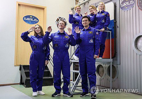 시리우스-23 프로젝트 참가하는 승무원들(모스크바 타스=연합뉴스) 14일(현지시간) 러시아과학아카데미 생의학문제연구소에서 달 탐사 비행을 위한 시뮬레이션 연구 '시리우스-23' 프로젝트가 시작했다. 2023.11.14 photo@yna.co.kr (끝)