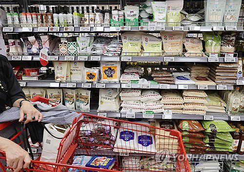 설탕 16.9%·소금 17.3%…물가 상승률, 1년 만에 최고치(서울=연합뉴스) 이재희 기자 = 지난달 설탕과 소금의 물가 상승률이 1년 만에 최고치를 기록한 것으로 나타났다. 통계청 자료에 따르면 지난달 설탕의 소비자물가지수는 141.58로 지난해 동월보다 16.9% 상승했다. 이는 지난해 9월(20.7%) 이후 1년 만의 최고치다. 소금 물가도 기록적인 수준을 보였다. 지난달 소금 물가 상승률은 17.3%로 지난해 8월(20.9%) 이후 1년 1개월 만에 최고를 기록했다. 사진은 11일 서울 한 대형마트의 소금·설탕 매대. 2023.10.11 scape@yna.co.kr