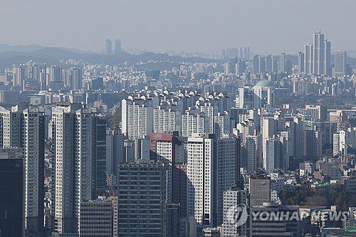아파트값 상승 둔화…부동산 시장 관망세 지속(서울=연합뉴스) 임화영 기자 = 부동산 시장이 조정 국면에 진입했다는 분석이 제기되고 있다.     한동안 이어진 집값 상승세가 둔화하는 가운데 부동산 거래가 줄고 있어서다.      사진은 12일 서울 시내 아파트 모습. 2023.11.12 hwayoung7@yna.co.kr