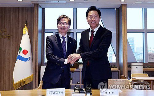 국민의힘 뉴시티특위, 오세훈 서울시장 면담(서울=연합뉴스) 배재만 기자 = 국민의힘 뉴시티 프로젝트 특별위원회 조경태 위원장이 15일 오전 서울시청을 방문, 오세훈 시장과 면담하기에 앞서 악수하고 있다. 2023.11.15 [공동취재] scoop@yna.co.kr