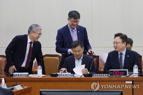 연금개혁특위 회의(서울=연합뉴스) 한상균 기자 = 16일 국회 연금개혁특별위원회 전체회의에서 조규홍 보건복지부 장관 및 참석자들이 대화하고 있다. 2023.11.16 photo@yna.co.kr