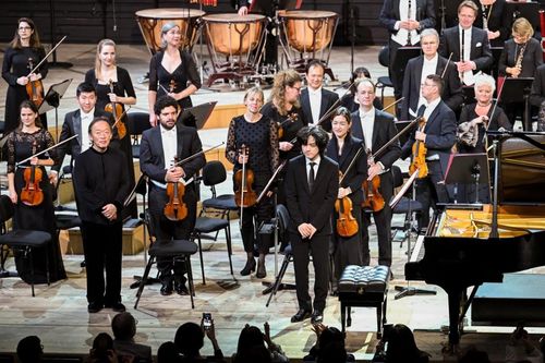 정명훈이 지휘하는 뮌헨 필과 협연하는 피아니스트 임윤찬(뮌헨=연합뉴스) 이율 특파원 = 세계적인 지휘자 정명훈이 뮌헨 필하모닉과 피아니스트 임윤찬의 협연을 마친 뒤 무대인사를 하고 있다. [토비아스 하제. 뮌헨필 제공=연합뉴스] 2023.11.17