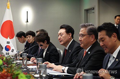 한일 정상회담 발언하는 윤석열 대통령(샌프란시스코=연합뉴스) 임헌정 기자 = 아시아태평양경제협력체(APEC) 정상회의 참석차 미국을 방문한 윤석열 대통령이 16일(현지시간) 샌프란시스코 한 호텔에서 열린 기시다 후미오 일본 총리와의 한일 정상회담에서 발언하고 있다. 2023.11.17 kane@yna.co.kr