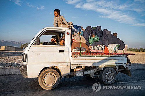 파키스탄 떠나는 아프간 난민 가재도구를 트럭에 싣고 파키스탄 북서부 국경 토르캄에서 아프간 낭가르하르를 향해 이동 중인 아프간 난민. [AFP 연합뉴스 자료사진. 재판매 및 DB 금지]
