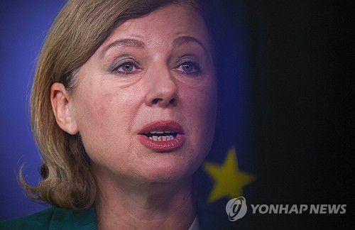 '허위 정보 실행 강령' 보고서 발표하는 EU 집행위원9월 26일 '허위 정보 실행 강령' 보고서를 발표하는 베라 요우로바 EU 가치·투명성 담당 부집행위원장 [EPA 연합뉴스 자료사진. 재판매 및 DB 금지]